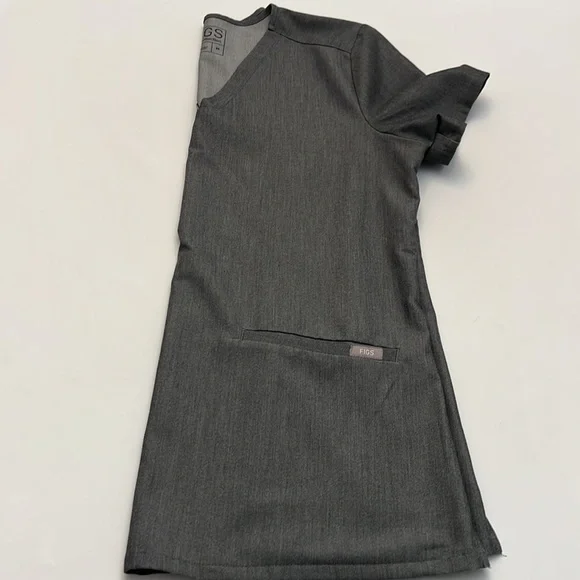 FIGS technical collection gray shirt sleeve size M ** has small imperfection ** - Picture 5 of 11